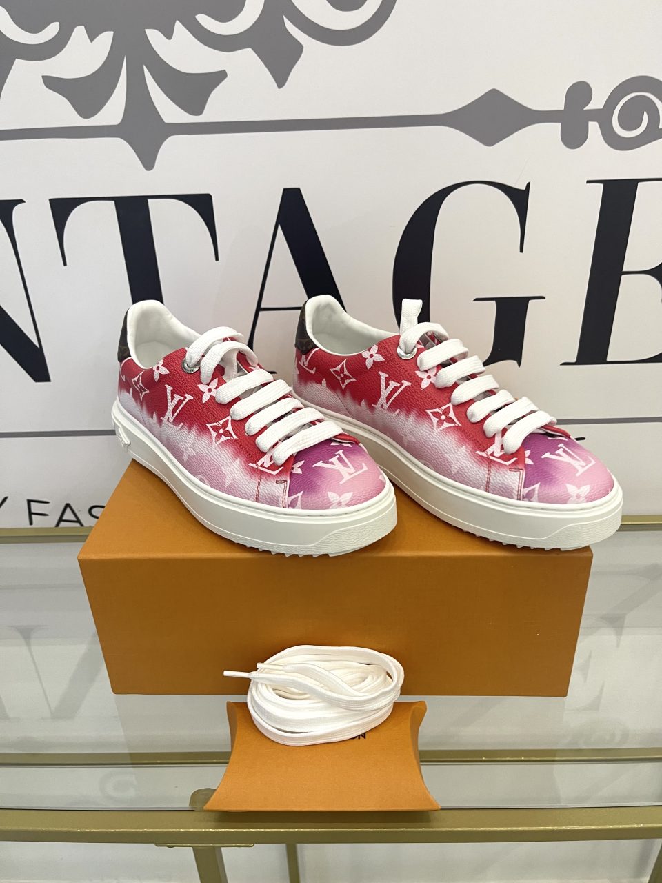 Sneaker Time Out Monogram red/pink Louis Vuitton