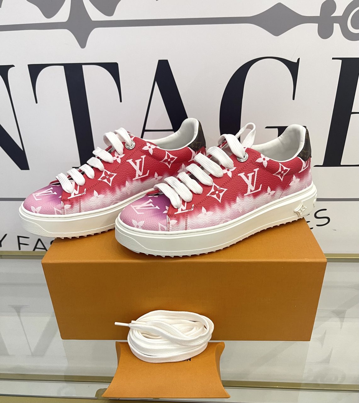 Sneaker Time Out Monogram red/pink Louis Vuitton