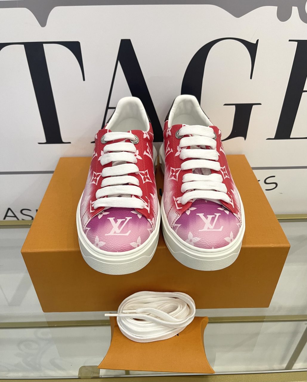 Sneaker Time Out Monogram red/pink Louis Vuitton